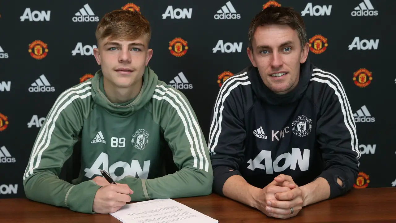 Manchester United youngster Brandon Williams has signed a new four year deal with the club.