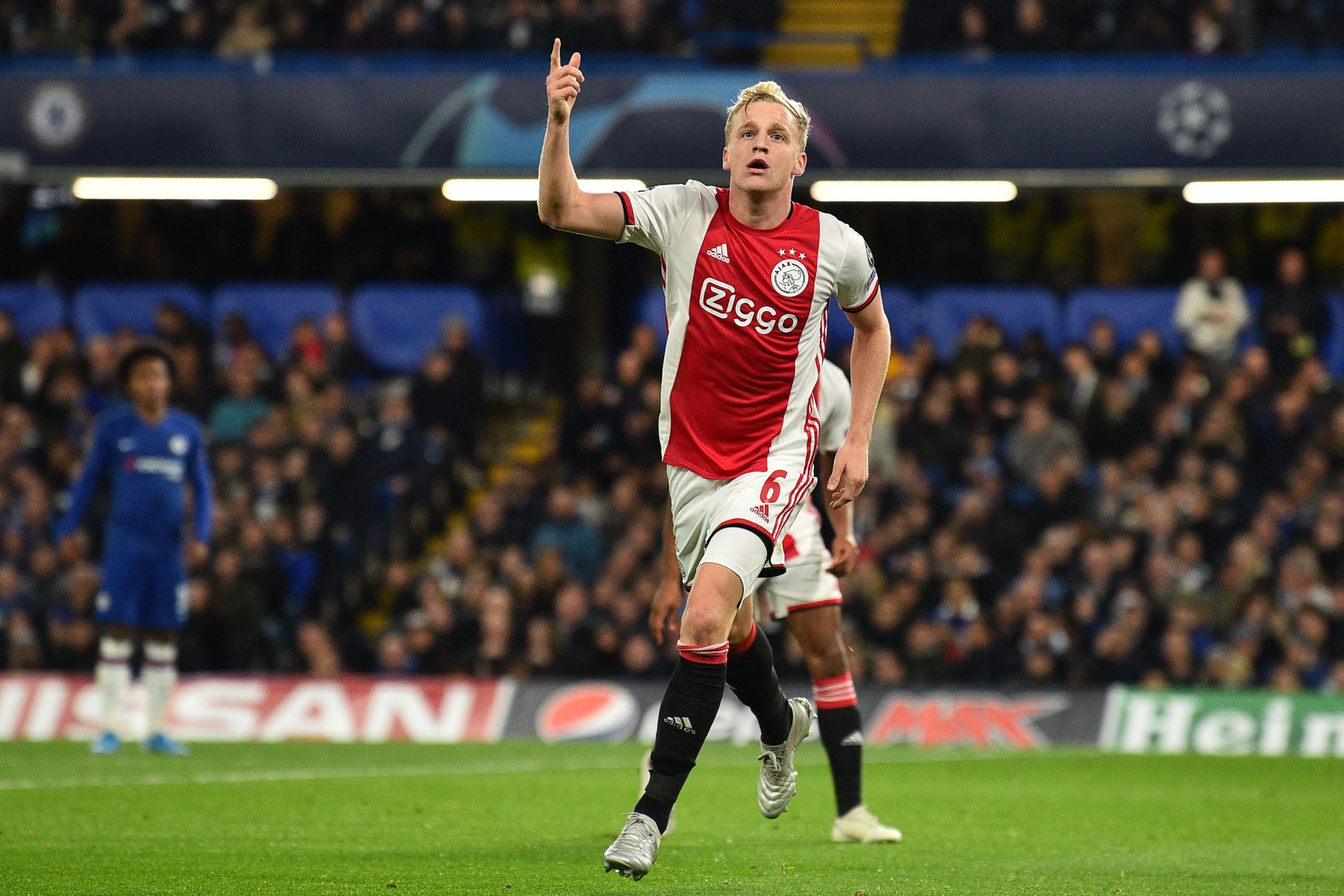 Donny van de Beek celebrates after scoring against Chelsea