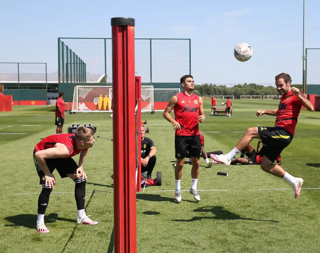 Manchester United players step it up in training
