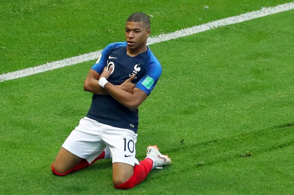 PSG forward Kylian Mbappe contract revelation leads to Manchester United being one of the 'suitors' in 2024.