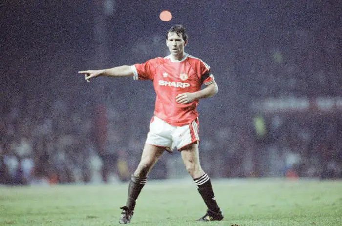 Bryan Robson urges Manchester United to lift silverware this season.
