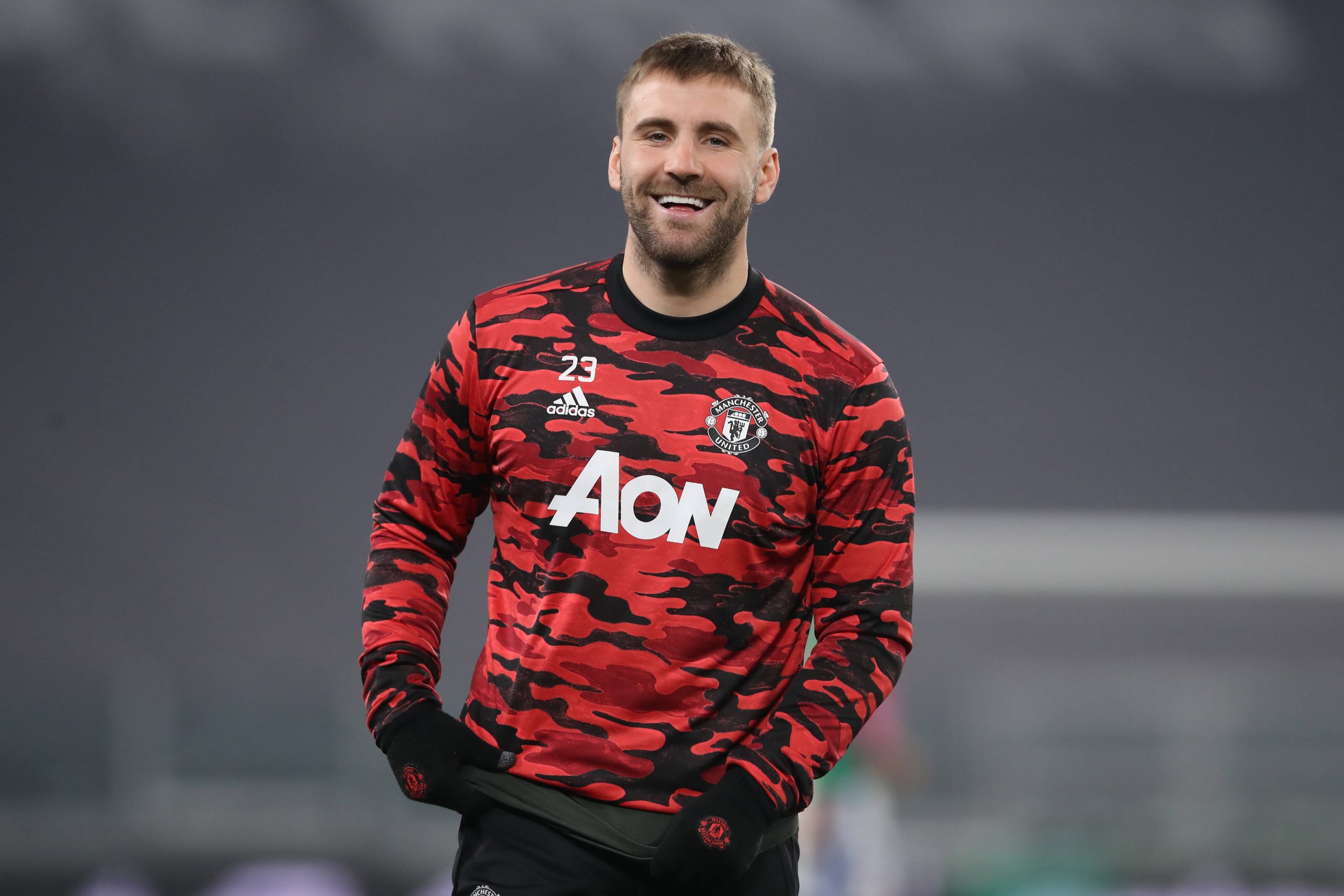 Luke Shaw happy about family-like atmosphere within the Manchester United squad.
