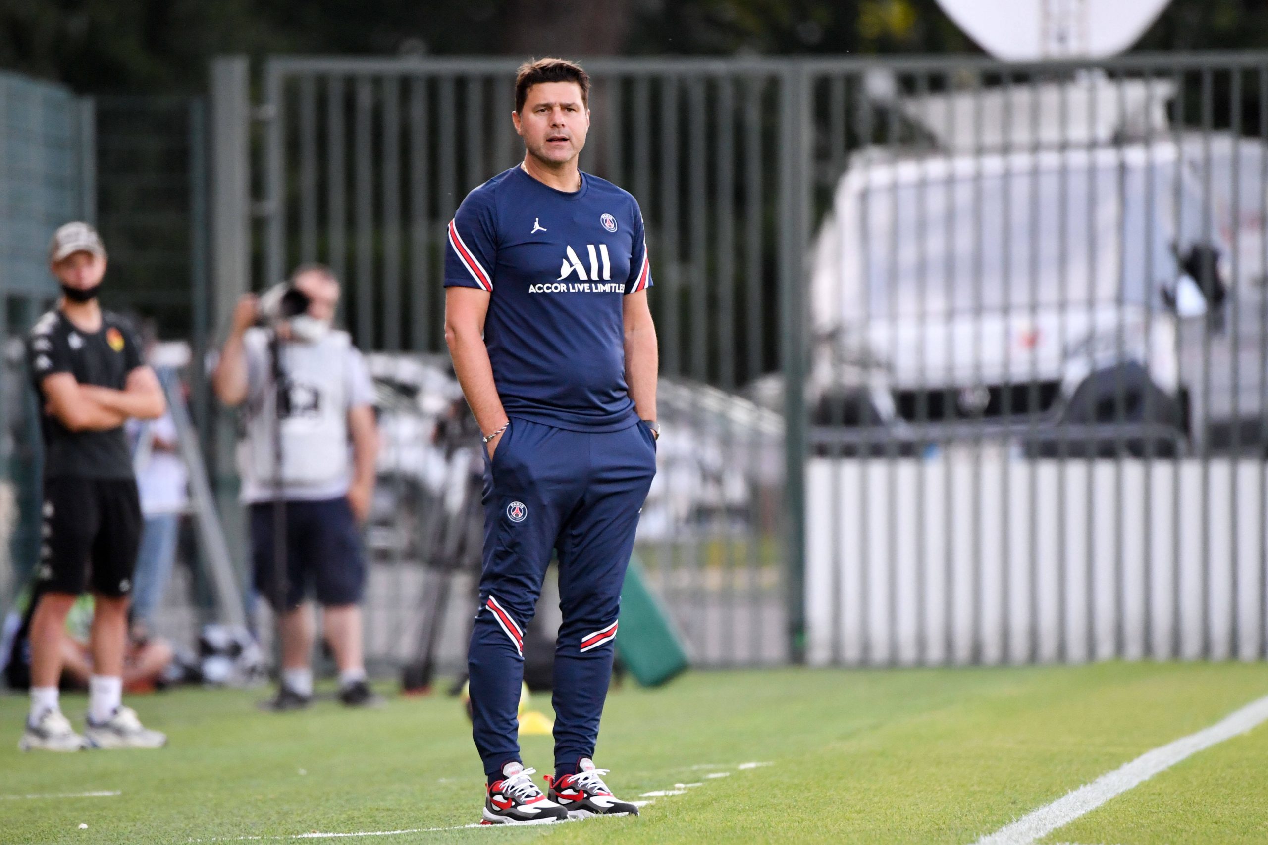PSG sporting director Leonardo reveals that Mauricio Pochettino has not asked to leave the club amidst Manchester United interest.