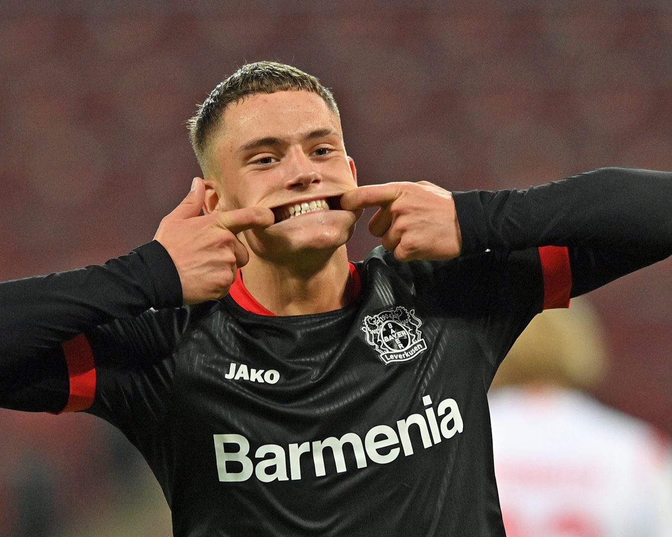 Leverkusen hopeful of Florian Wirtz stay amid Manchester United interest.