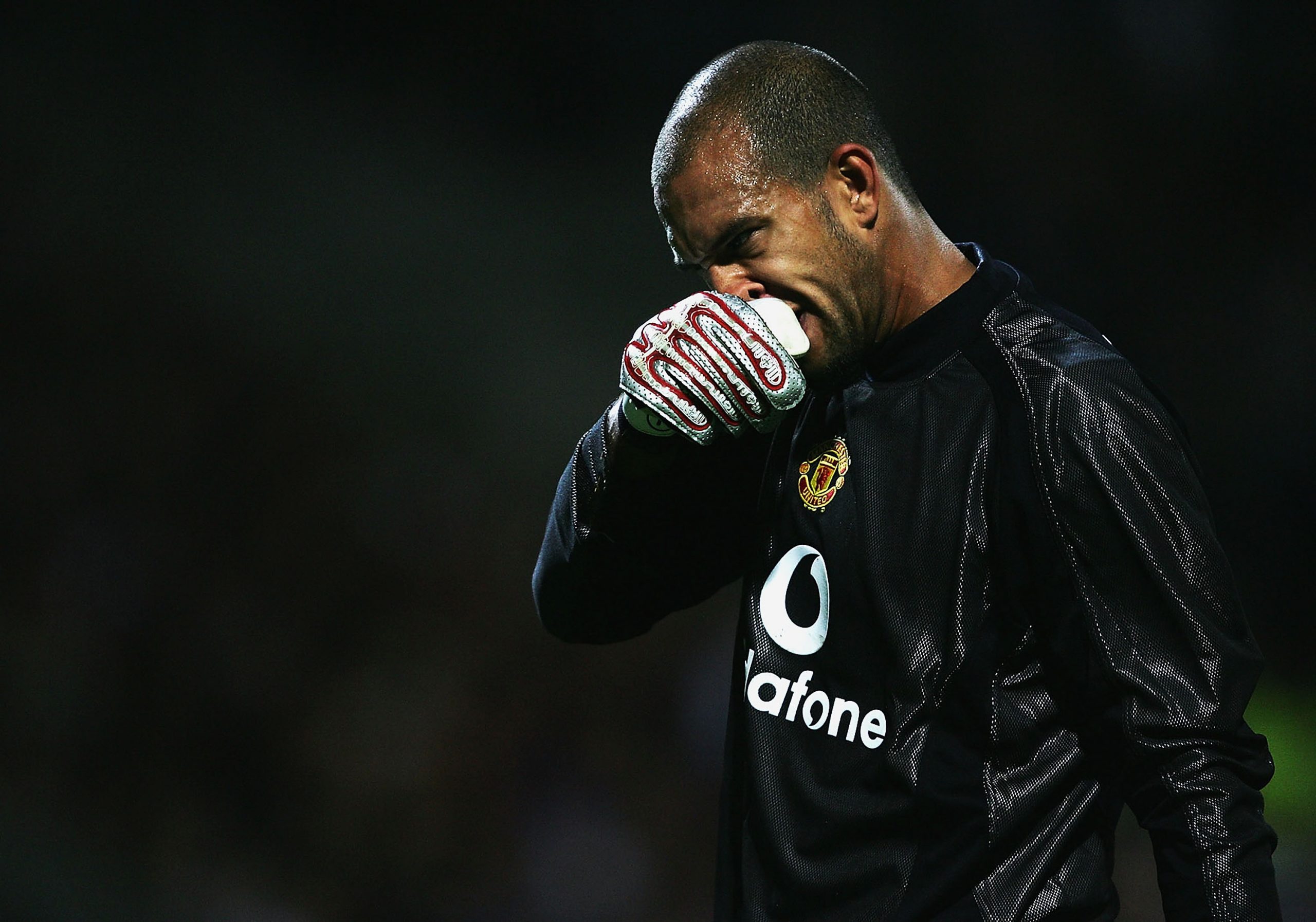 Tim Howard of Manchester United looks dejected during the UEFA Champions League Group D match between Olympique Lyonnais and Manchester United. (Photo by Shaun Botterill/Getty Images)