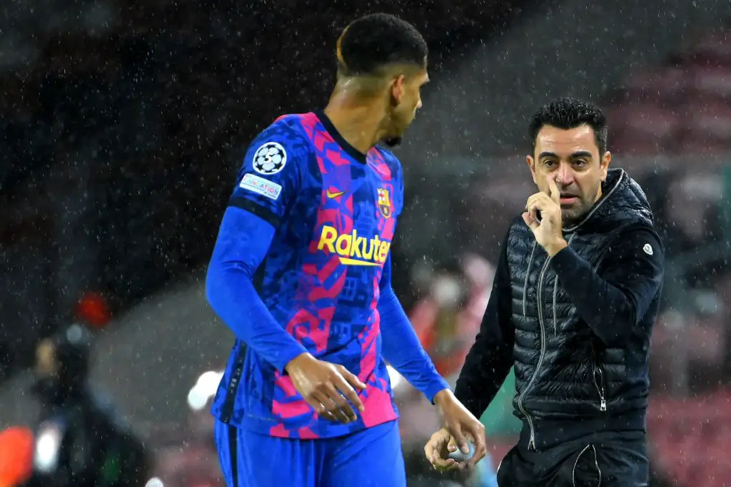 Transfer News: Man United in pole position to sign Barcelona ace Ronald Araujo. (Photo by LLUIS GENE/AFP via Getty Images)