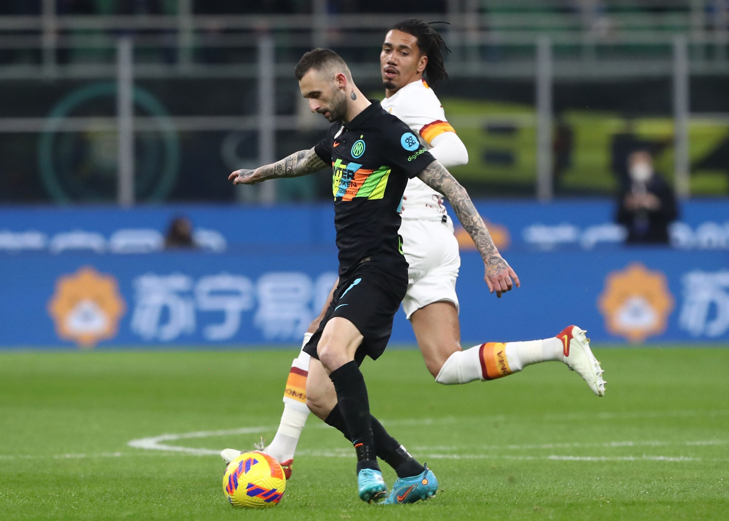 Man United target Marcelo Brozovic receive contract offer from Barcelona. (Photo by Marco Luzzani/Getty Images)