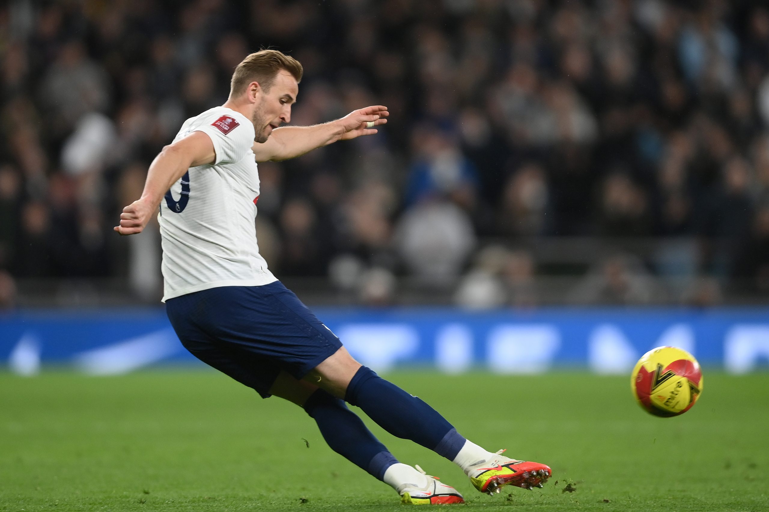 Man City hand Harry Kane opportunity to Man United.