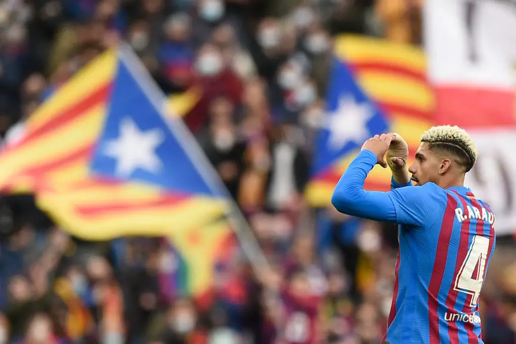 La star de Barcelone Ronald Araujo a porté un coup dur à Manchester United.  (Photo de Josep LAGO/AFP) (Photo de JOSEP LAGO/AFP via Getty Images)