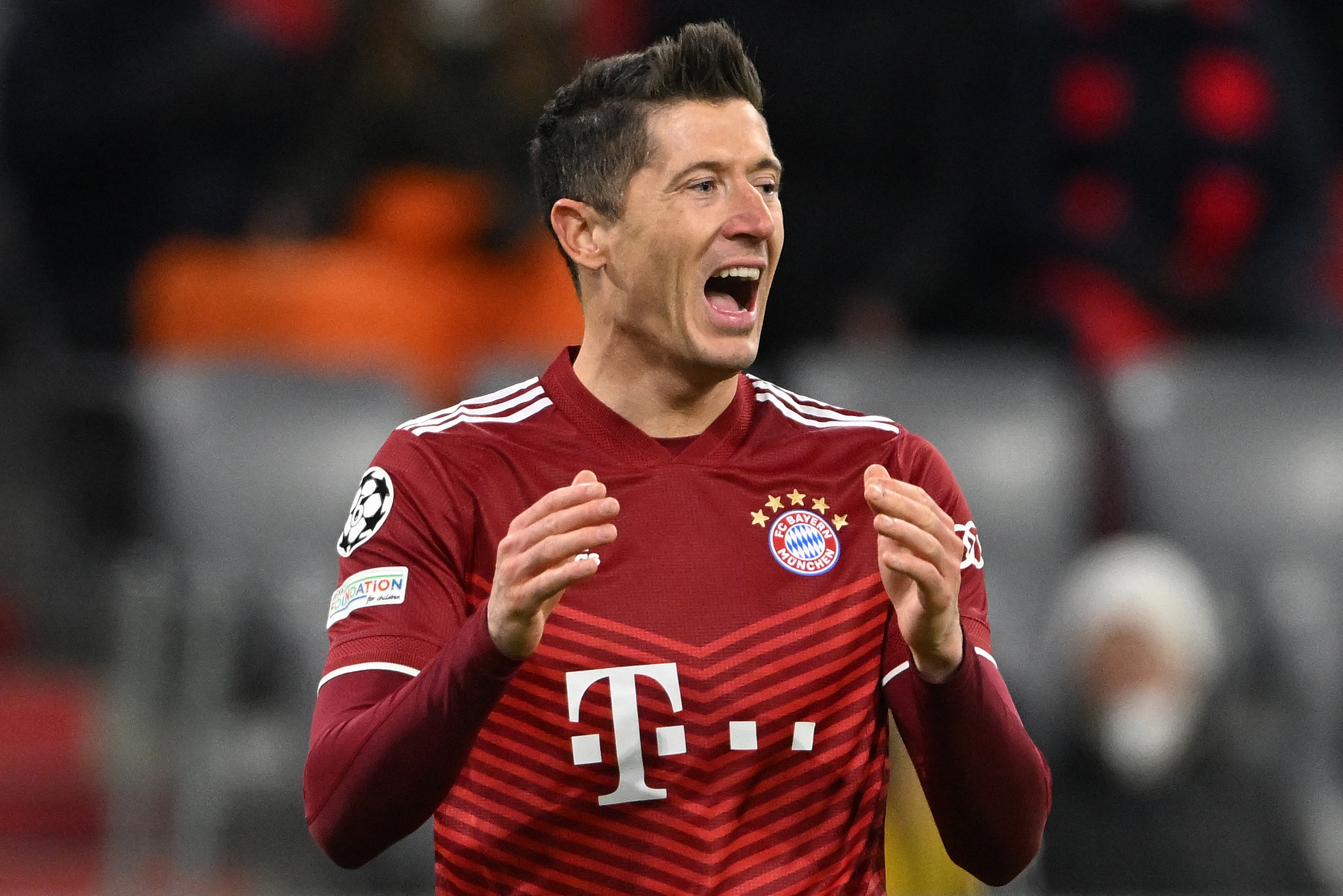 Manchester United ready to make first offer for Bayern Munich striker Robert Lewandowski in the summer .