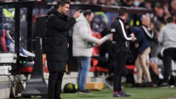 Diego Simeone gestures during the Spanish League football match between Rayo Vallecano de Madrid and Club Atletico de Madrid. (Photo by OSCAR DEL POZO/AFP via Getty Images)