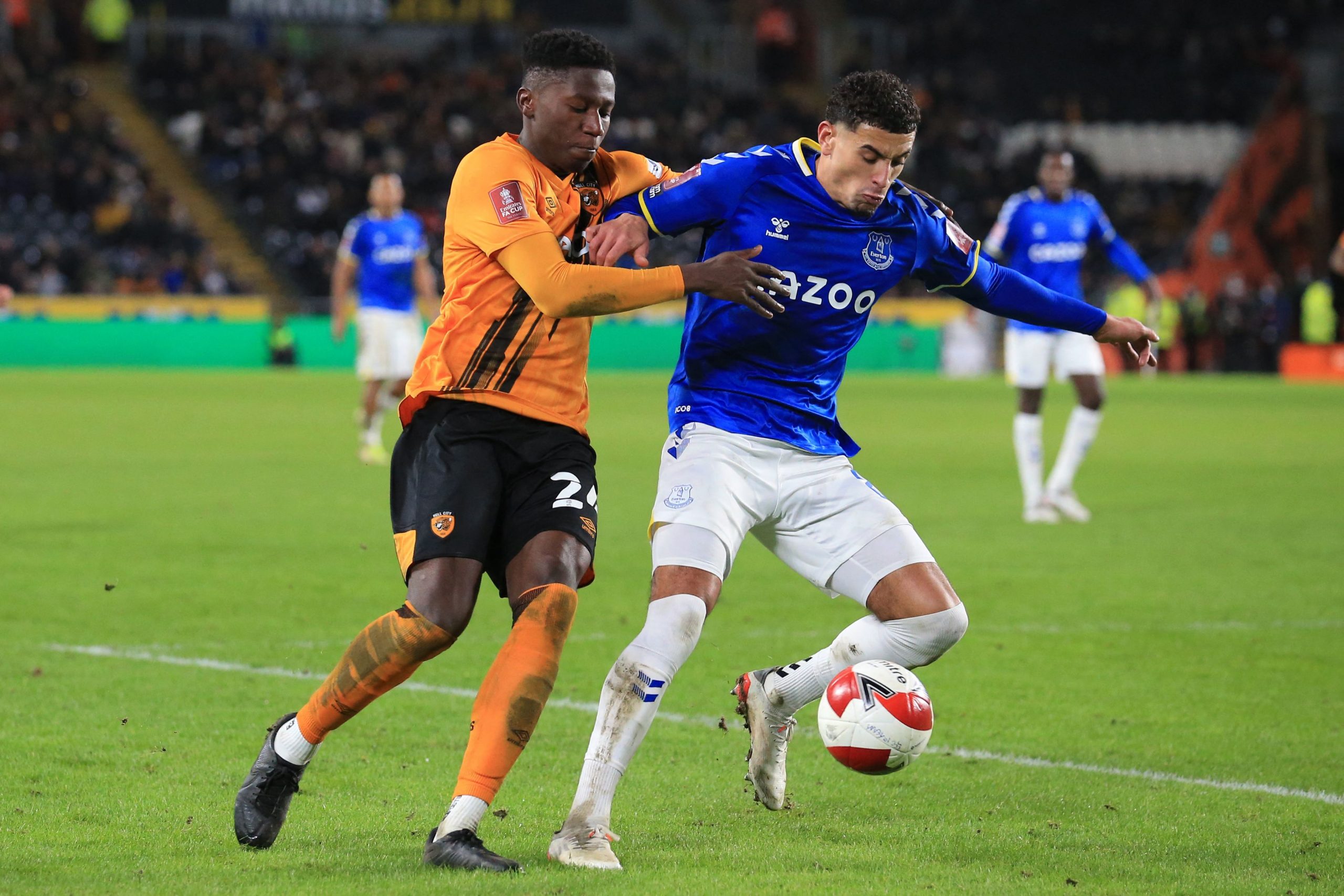 Di'Shon Bernard (L) vies with Everton's English midfielder Ben Godfrey. (Photo by LINDSEY PARNABY/AFP via Getty Images)