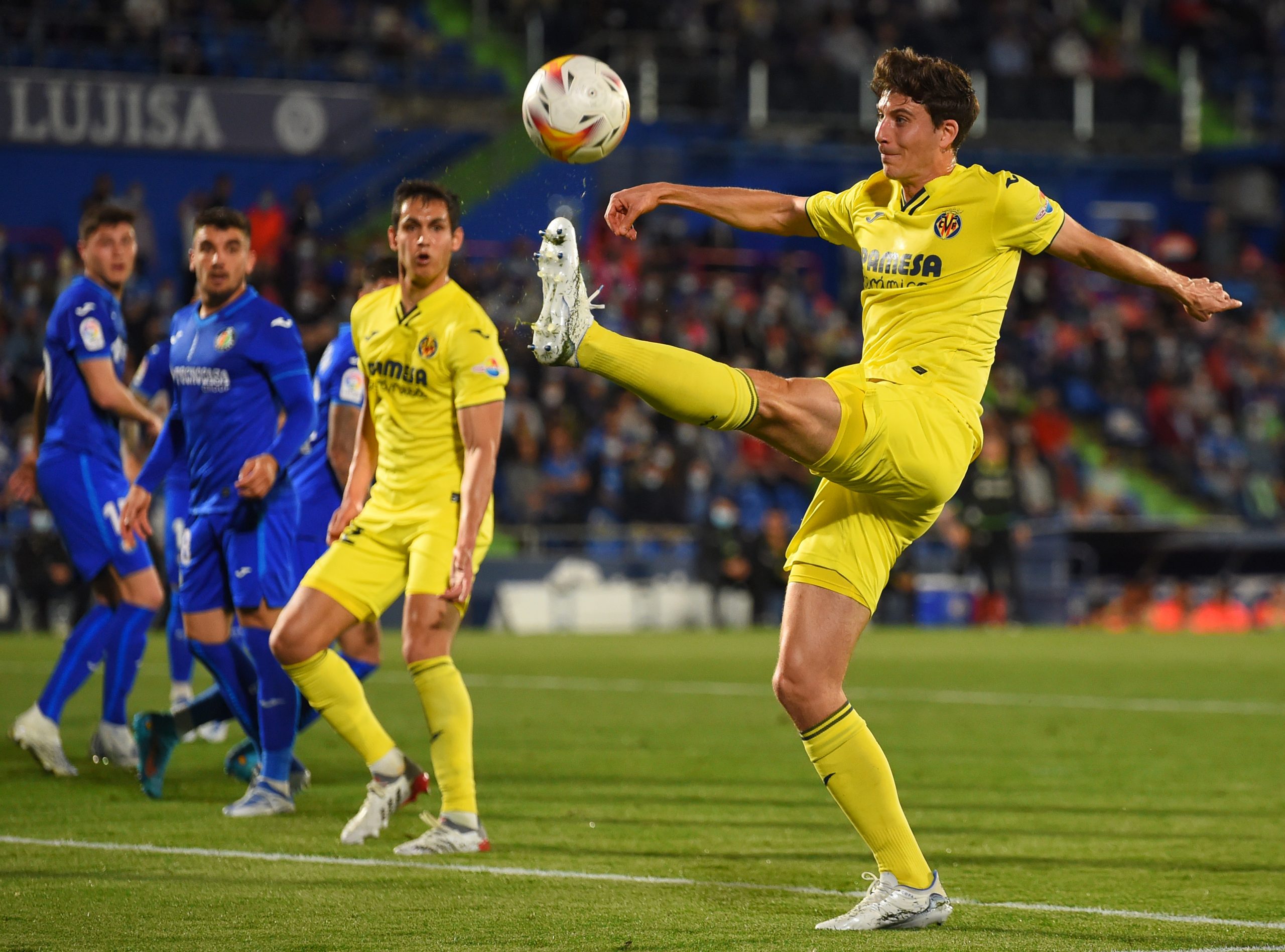 Fabrizio Romano reveals Premier League transfer battle for Manchester United target and Villarreal defender Pau Torres.