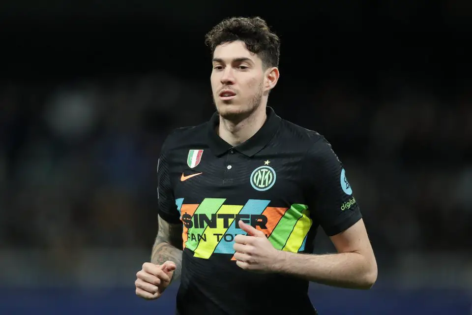 Inter Milan defender Alessandro Bastoni attracting interest from Manchester United amidst contract talks.