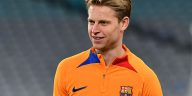Manchester United make contract offer to Barcelona star Frenkie de Jong.