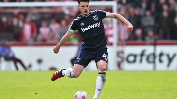 West Ham United make a lucrative new offer to Declan Rice amidst Manchester United interest.