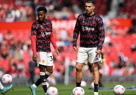 Anthony Elanga (L) and Manchester United's Portuguese striker, Cristiano Ronaldo.