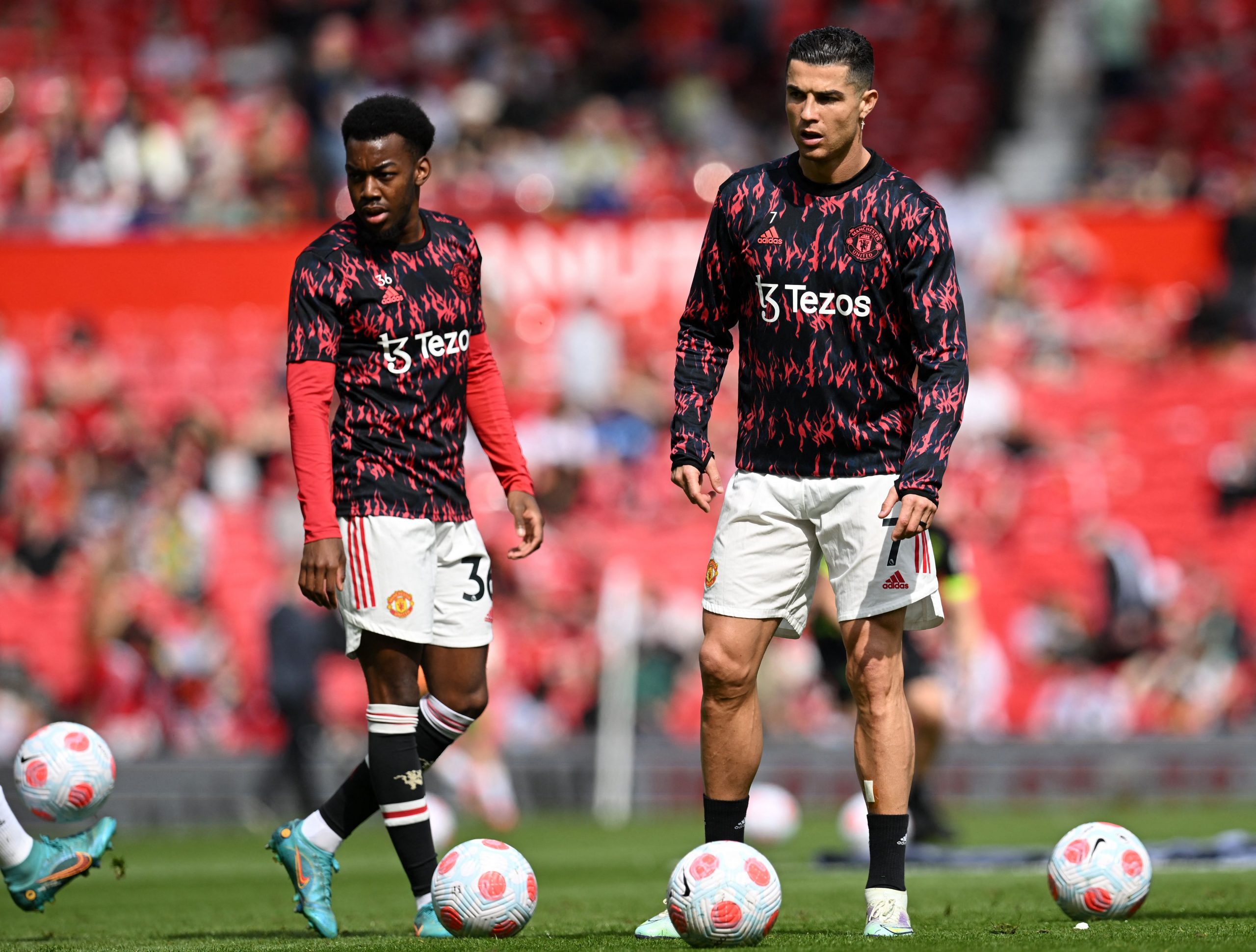 Anthony Elanga (L) and Manchester United's Portuguese striker, Cristiano Ronaldo.