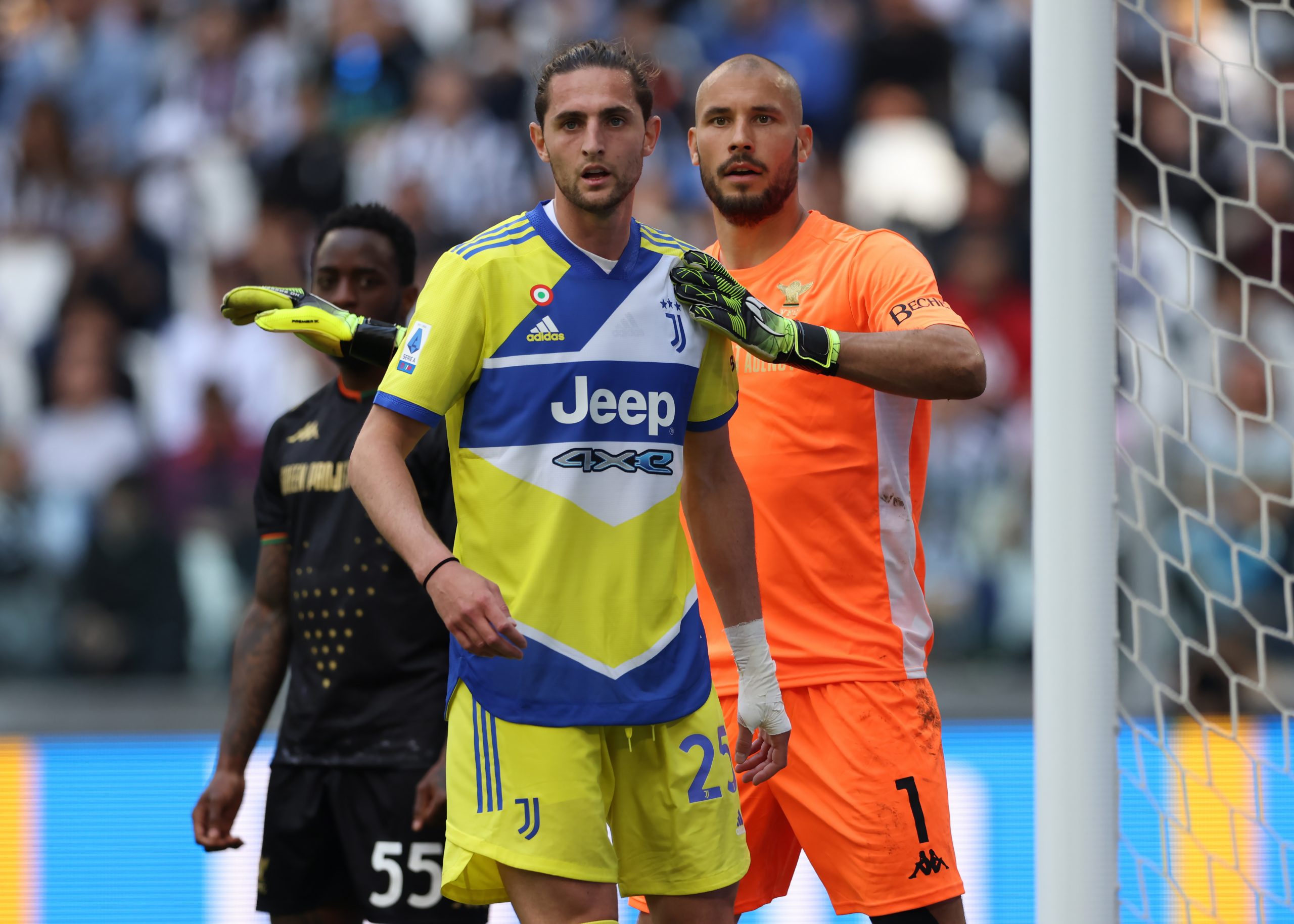 Manchester United in talks with Adrien Rabiot and his mother Veronique to seal a transfer from Juventus.