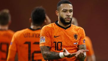Barcelona forward Memphis Depay waiting for 'official offer' from Manchester United for astonishing homecoming.