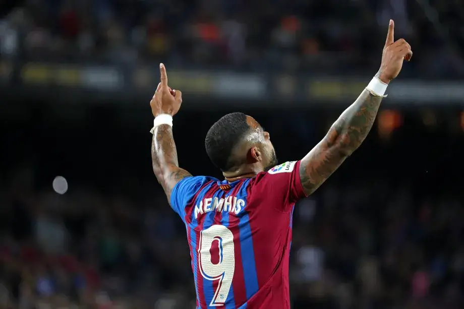 Manchester United are monitoring Memphis Depay, who want to leave Barcelona for free in January
