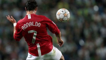 Manchester United's Cristiano Ronaldo heads the ball during their Champions League football match Groupe F against Sporting CP.