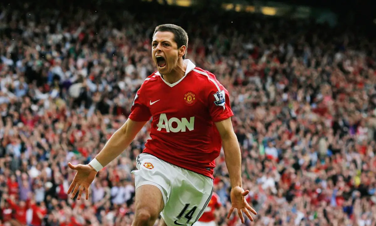 Javier Hernandez offers to play for free for Manchester United amidst centre-forward shortage.
