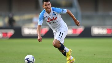 Hirving Lozano of SSC Napoli controls the ball in a Serie A game against Hellas Verona.