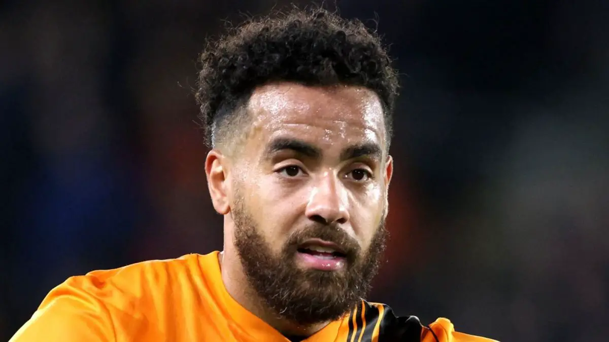 Transfer News: Manchester United in talks to sign Tom Huddlestone as a player-coach.