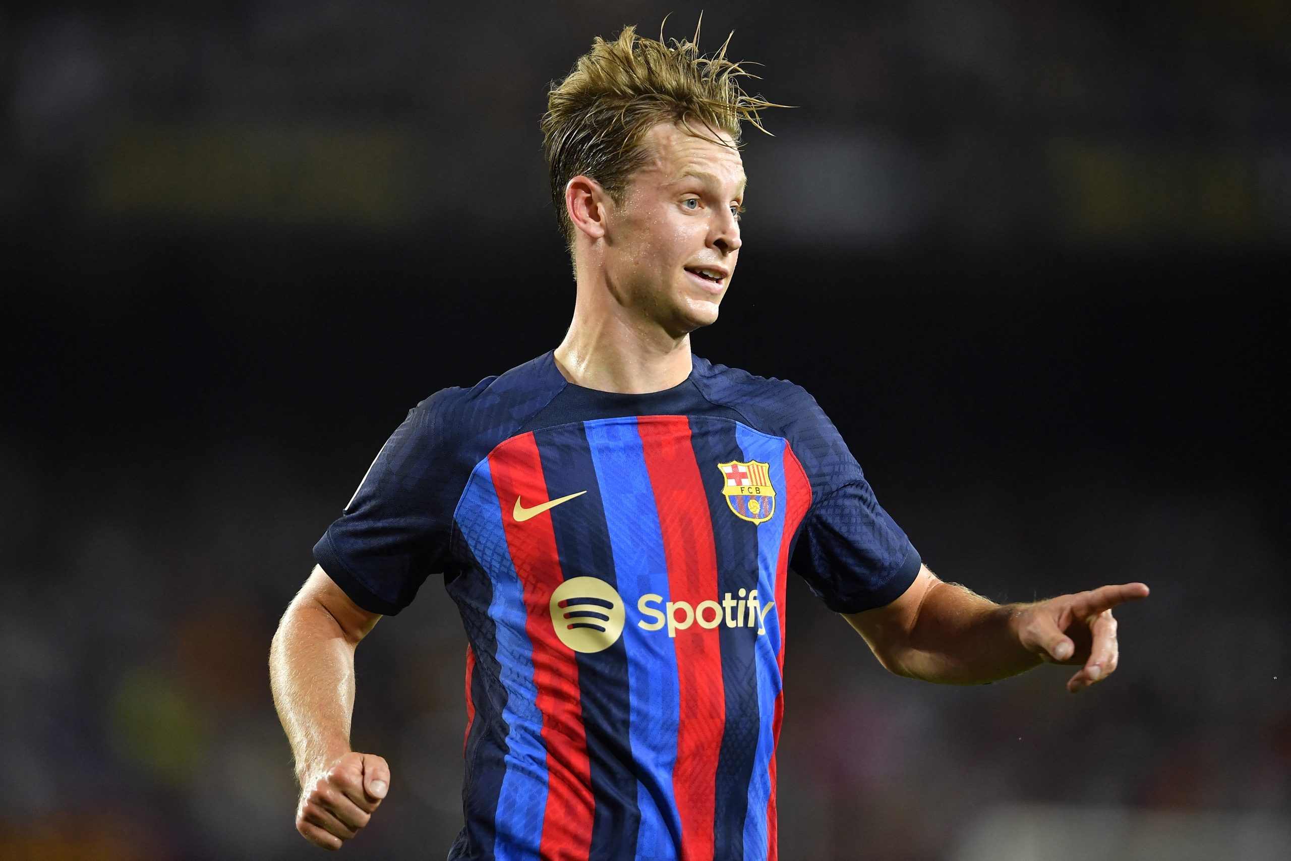 Barcelona to reconsider Frenkie de Jong stance if Manchester United revisit interest in coming transfer windows.