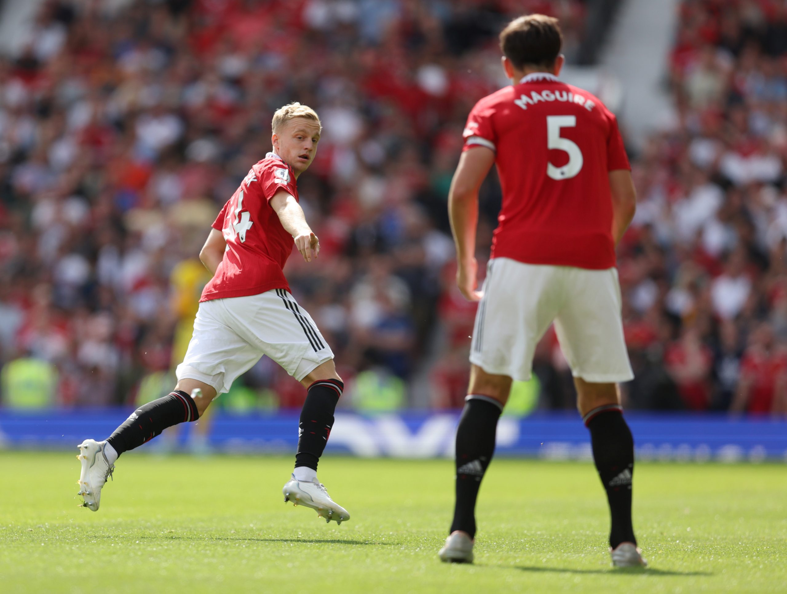 Donny van de Beek with Manchester United teammate, Lisandro Martinez.