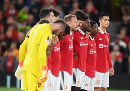 Manchester United players pay their respect to The Queen before the UEL game against Real Sociedad. (Photo by Michael Regan/Getty Images)