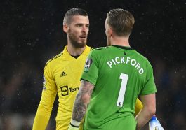 David De Gea of Manchester United embraces Jordan Pickford of Everton after a league game in October 2022. (Photo by Michael Regan/Getty Images)