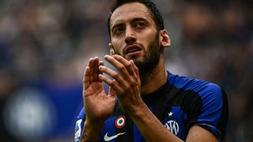 Inter Milan's Turkish midfielder Hakan Calhanoglu acknowledges the public as he leaves the pitch to be substituted during the Italian Serie A football match between Inter Milan and Salernitana on October 16, 2022 at the Giuseppe-Meazza (San Siro) stadium in Milan.