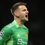 Manchester United are reluctant to let Tom Heaton go amid uncertainty in the goalkeeper situation.