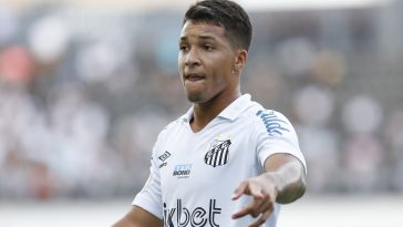 Santos youngster Marcos Leonardo attracting interest from several Premier League clubs including Manchester United.