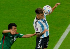 Mexico's Hirving Lozano fights for the ball with Argentina's Lisandro Martinez. (Photo by ODD ANDERSEN/AFP via Getty Images)