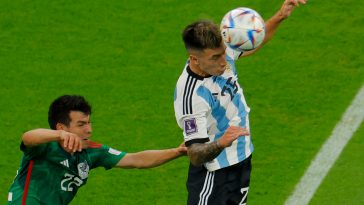 Mexico's Hirving Lozano fights for the ball with Argentina's Lisandro Martinez. (Photo by ODD ANDERSEN/AFP via Getty Images)