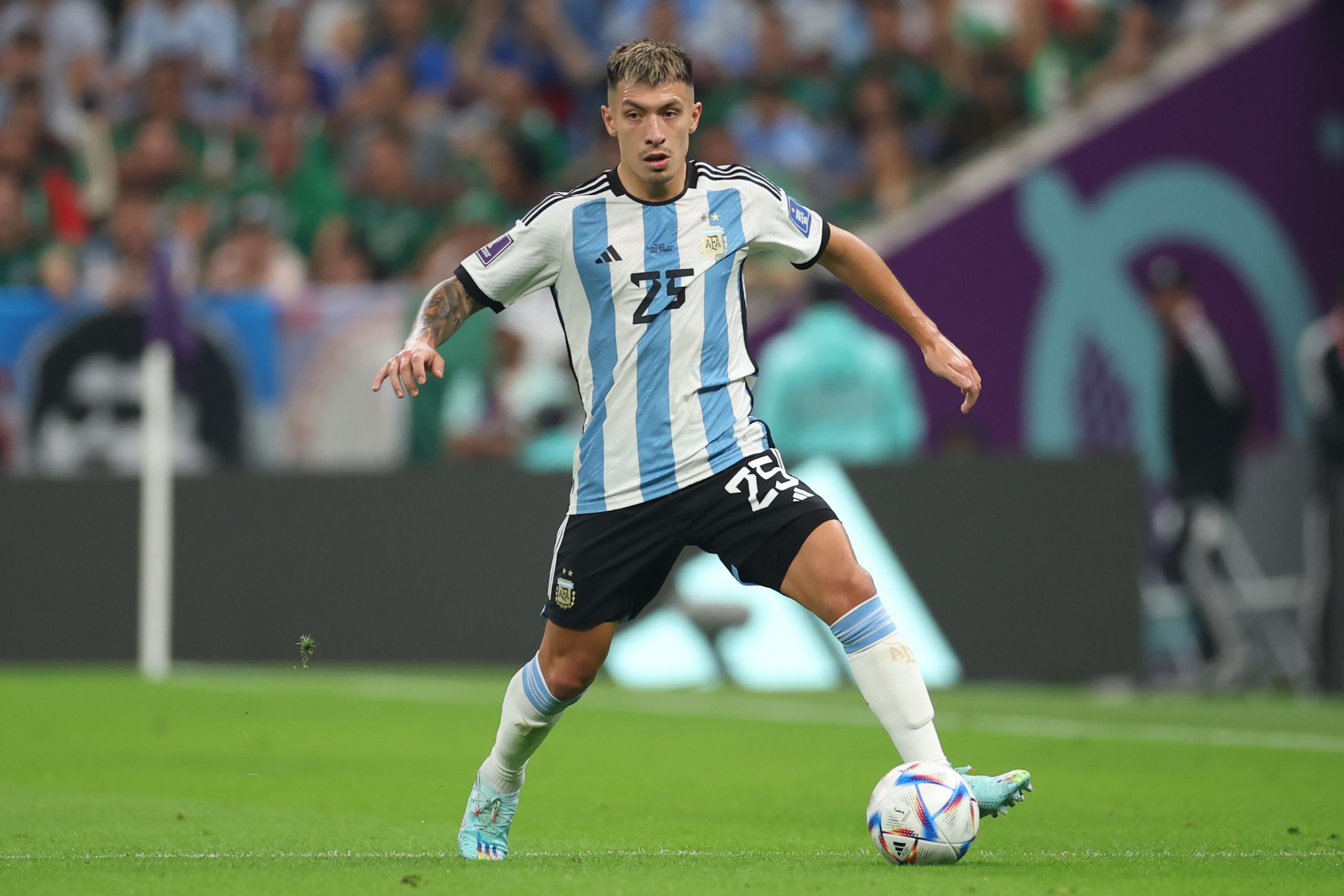 Lisandro Martinez of Argentina against Mexico.