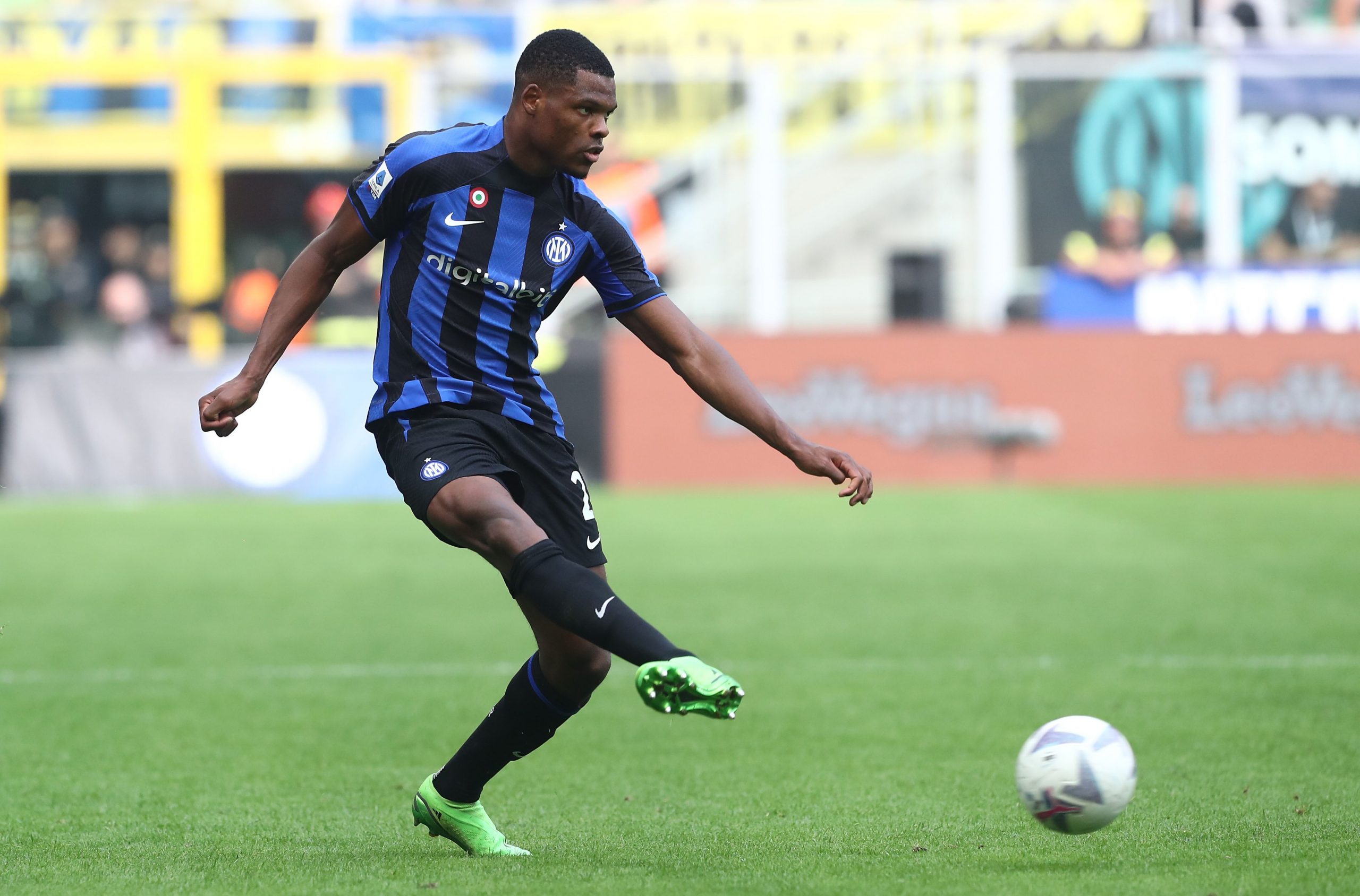 Denzel Dumfries of FC Internazionale in action during the Serie A match between FC Internazionale and US Salernitana at Stadio Giuseppe Meazza on October 16, 2022 in Milan, Italy