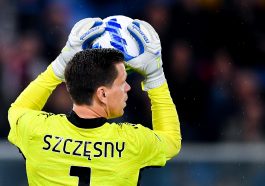 Wojciech Szczesny of Juventus holds the ball during the Serie A match between Genoa CFC and Juventus at Stadio Luigi Ferraris on April 30, 2022 in Genoa, Italy