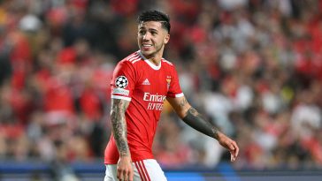 Manchester United are tracking SL Benfica and Argentina midfielder Enzo Fernandez.