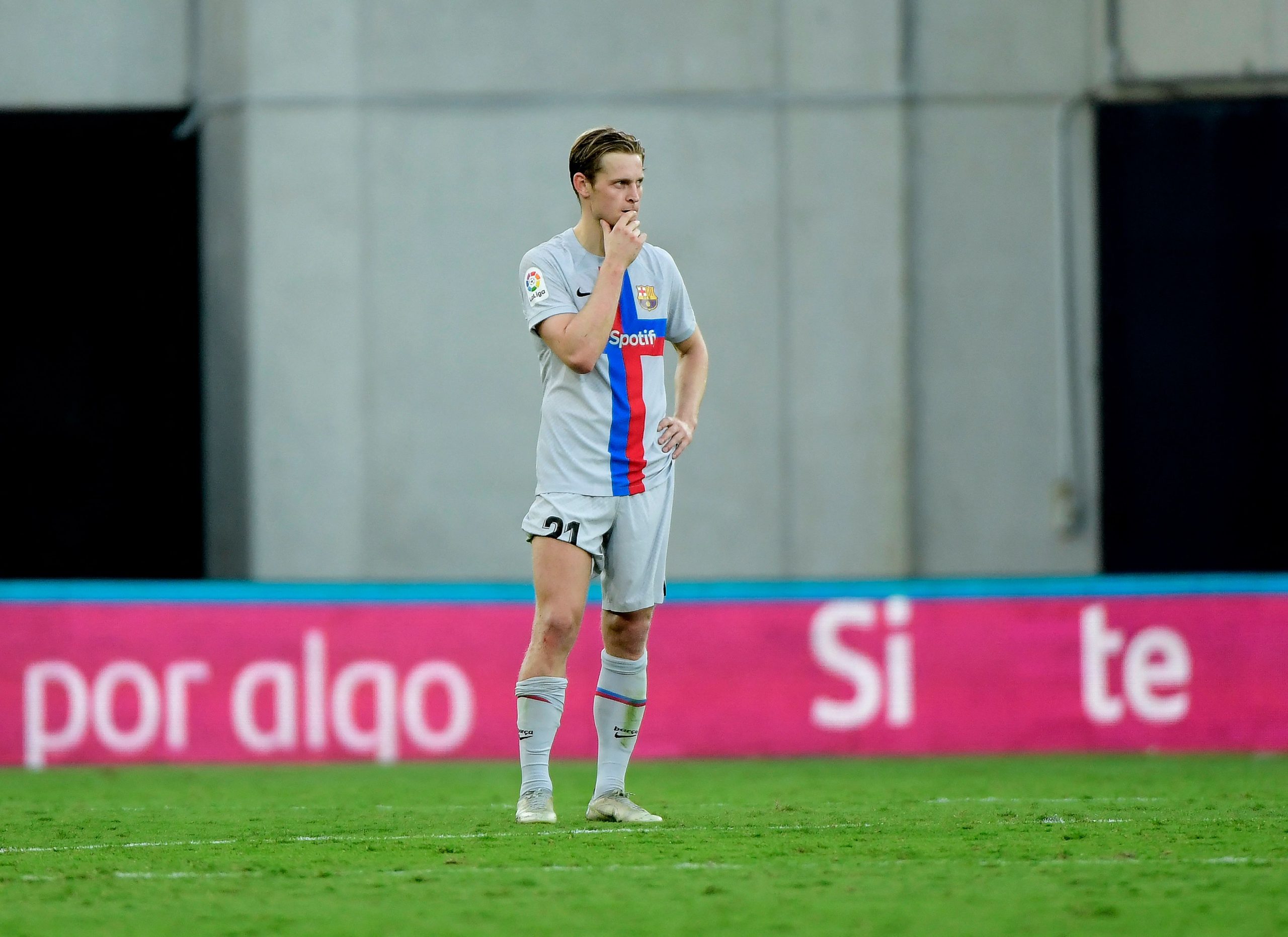 Barcelona's Dutch midfielder Frenkie De Jong reacts during a play interruption as a supporter fainted during the Spanish league football match between Cadiz CF and FC Barcelona at the Nuevo Mirandilla stadium in Cadiz, on September 10, 2022.