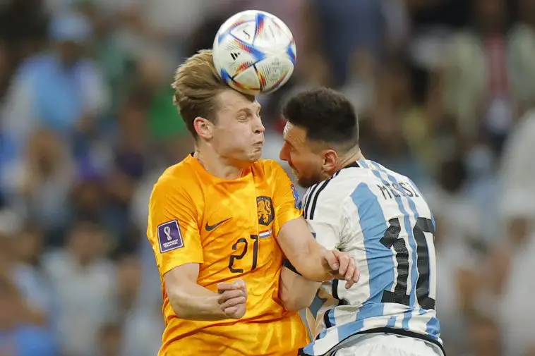 Frenkie de Jong would be "disappointed" to leave Barcelona amidst Manchester United interest.