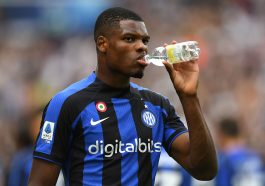 Denzel Dumfries of FC Internazional of FC Internazionale drinks a water during the Serie A match between Udinese Calcio and FC Internazionale at Dacia Arena on September 18, 2022 in Udine, Italy