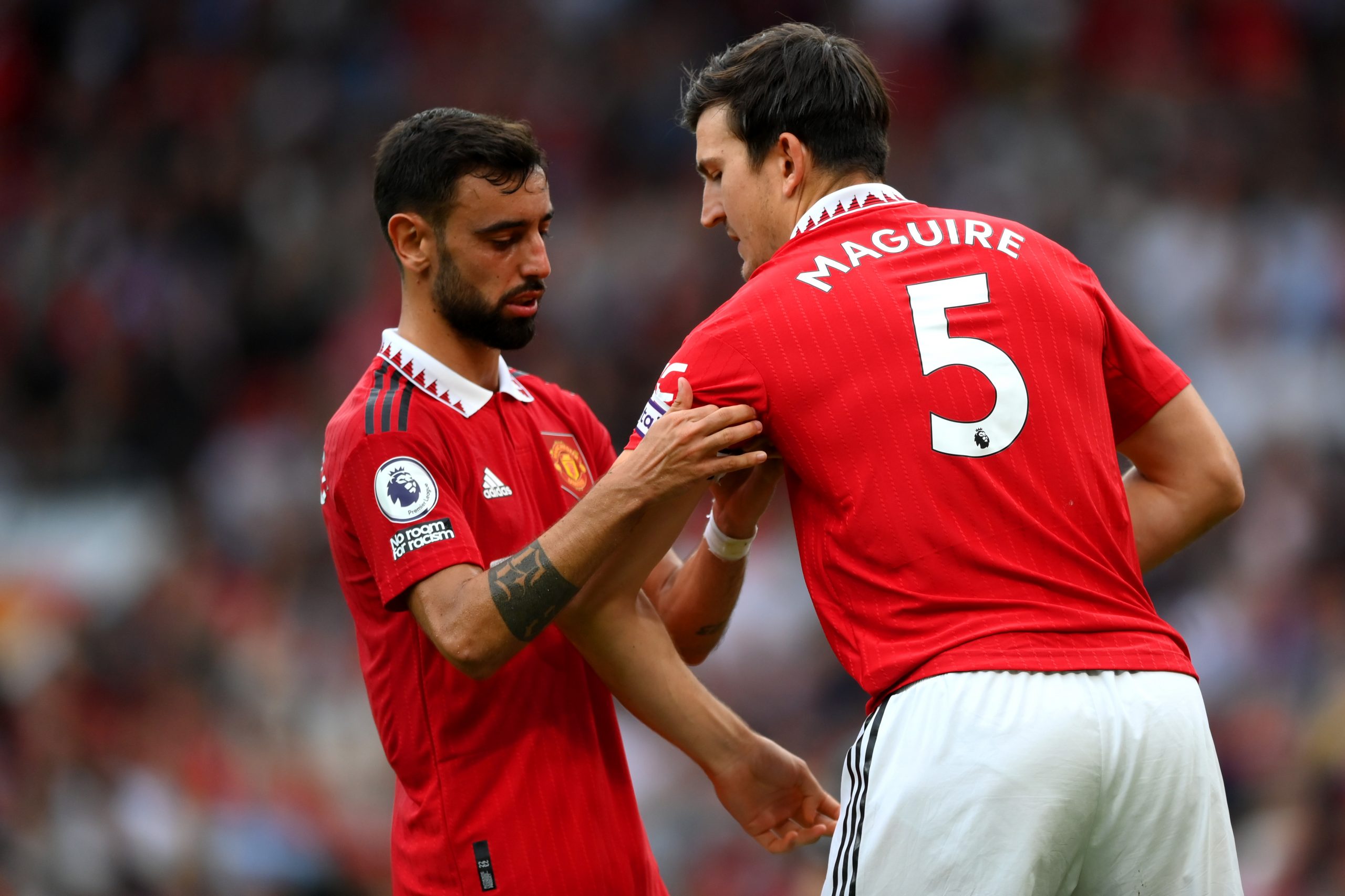 Bruno Fernandes of Manchester United gives the captain's armband to Harry Maguire against Arsenal. (Photo by Shaun Botterill/Getty Images)
