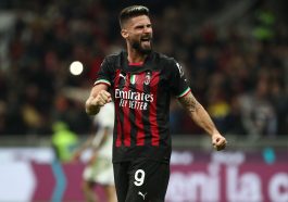 Olivier Giroud of AC Milan celebrates his team-mate's goal during the Serie A match between AC Milan and ACF Fiorentina at Stadio Giuseppe Meazza on November 13, 2022 in Milan, Italy
