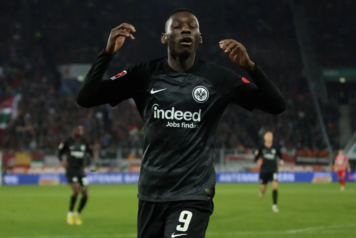 Eintracht Frankfurt chief not interested in €100 million offer for Randal Kolo Muani amidst Manchester United interest. 
