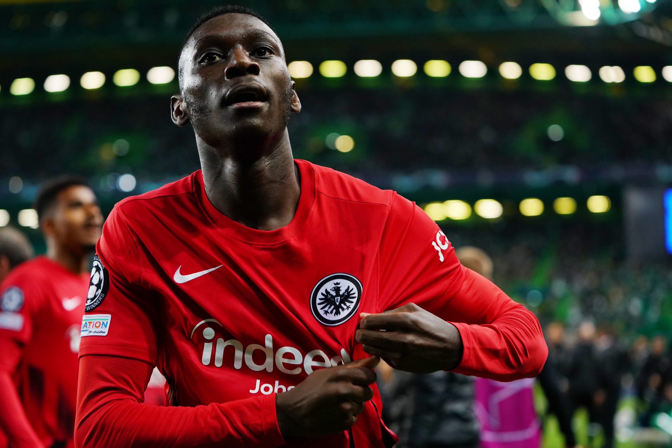 Eintracht Frankfurt chief not interested in €100 million offer for Randal Kolo Muani amidst Manchester United interest.