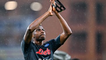 Victor Osimhen of Napoli greets the crowd after the Serie A match between UC Sampdoria and SSC Napoli at Stadio Luigi Ferraris on January 8, 2023 in Genoa, Italy